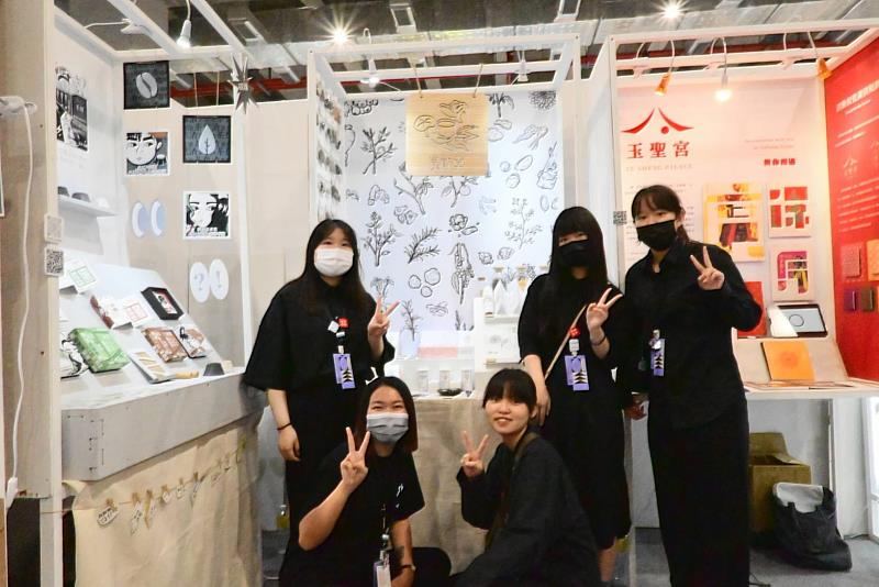 視傳系薛喬恩(右1)與團隊於新一代設計展合影