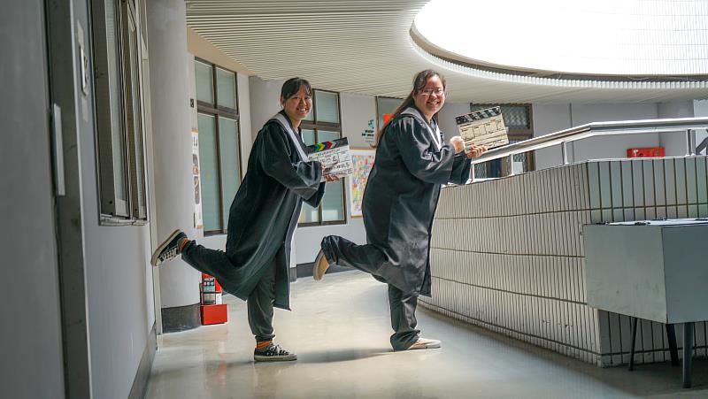 薛喬恩(左)與薛喬育(右)求學過程成為彼此的依靠