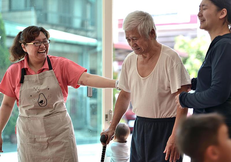 厚熊笑狗（互相照顧）長照咖啡館