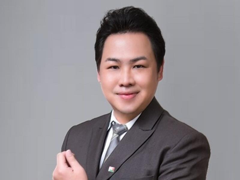 信義房屋北屯松竹店邱瑞卿始終秉持不為業績、發自內心、設身處地為客戶著想、提出協助，讓雙方維持多年友情，更進一步成為客戶親友專屬房產顧問。