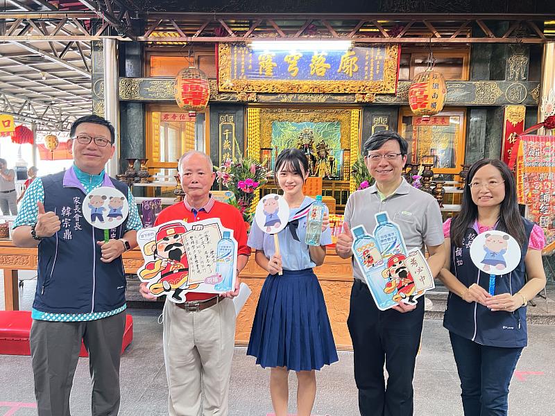 臺鹽公司、開基玉皇宮、家齊高中祝福考生應試順利，凡憑准考證至台南開基玉皇宮拜文昌，即可獲得台塩「金榜題名水」與應試用2B鉛筆一組。