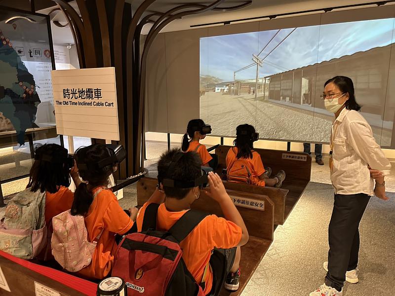 新北市學童體驗苗栗縣文化景觀台灣油礦陳列館AR時光地覽車