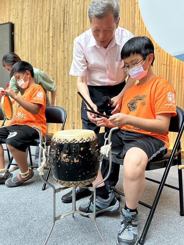 苗栗縣客家八音保存者「陳家班北管八音團」鄭榮興藝師教新北市興仁國小學童體驗樂器