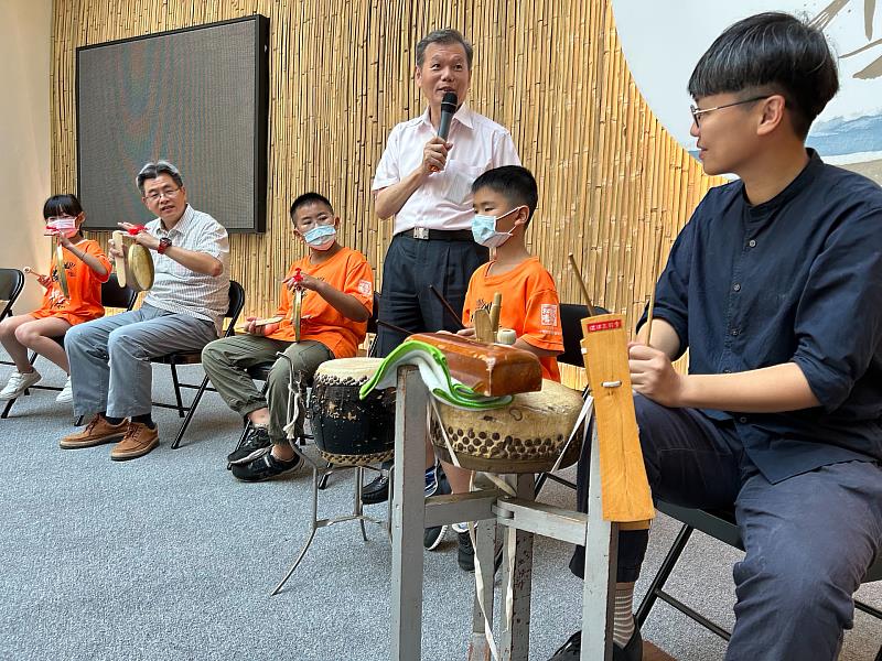 新北市興仁國小楊順宇校長及學童一起與鄭榮興藝師體驗客家八音