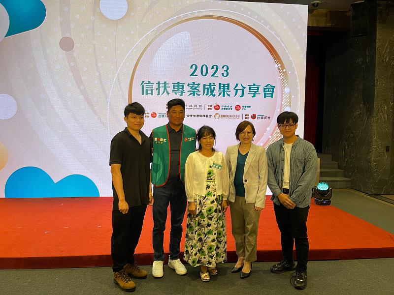 張紅偉(中)與2名兒子(左1、右1)接受中國信託慈善基金會董事長辜仲諒(左2)、衛生福利部次長李麗芬(右2)表揚