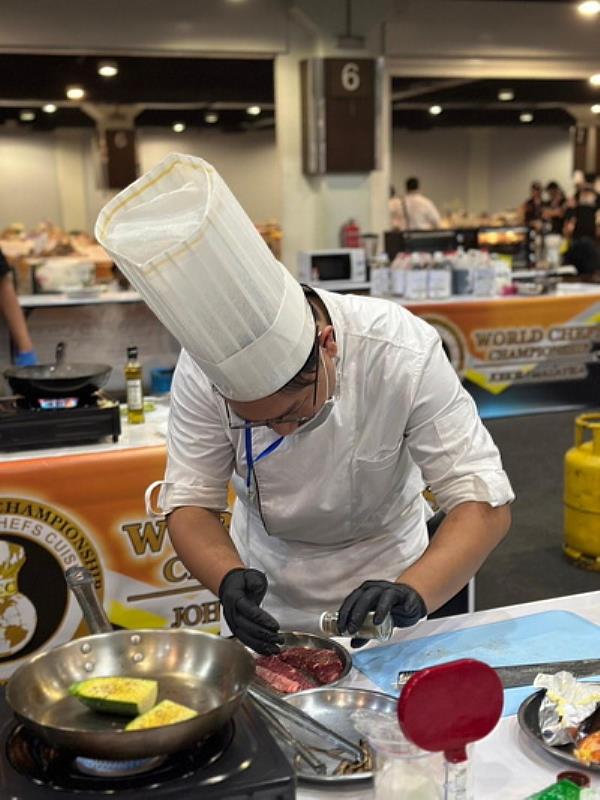 育達科大餐旅系黃廷崴同學參加「世界廚藝大賽」現場烹牛肉,展現在學校學習及訓練成果,榮獲金牌獎
