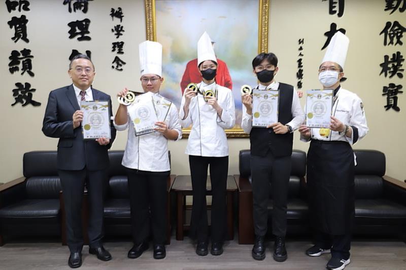育達科大校長黃榮鵬慰勉餐旅系參加「世界廚藝大賽」獲獎師生