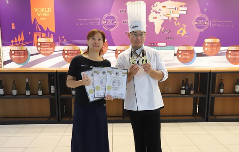 育達科大餐旅系黃廷崴同學參加「世界廚藝大賽」榮獲金牌獎與同為育達人的母親分享榮耀