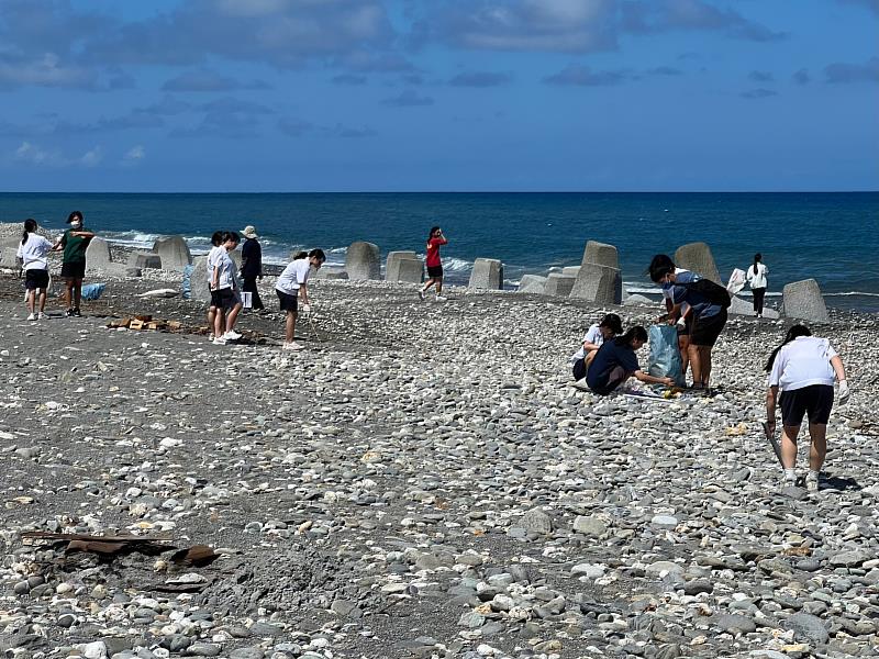 響應世界海洋日! 臺東縣環保局攜手臺東女中淨灘 共撿拾331根菸蒂 讓臺東環境更美麗