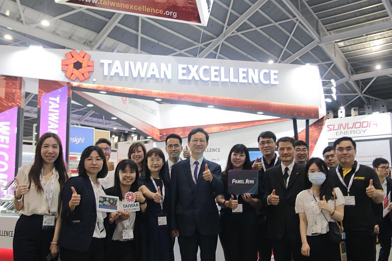 1.我國駐新加坡代表童振源到場向企業代表加油打氣。(貿協提供)