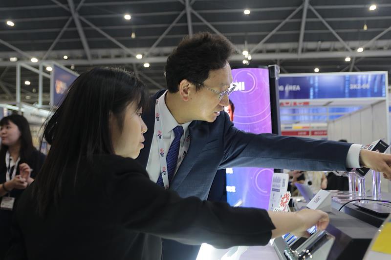 3.童振源代表體驗台灣精品金質獎產品元太電子紙。(貿協提供)