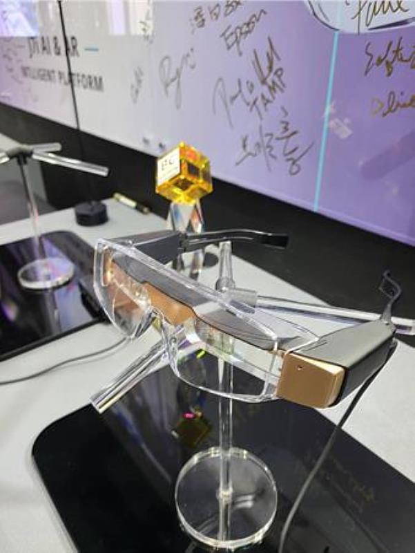 南臺科大作品AR智慧眼鏡（型號：J7i）榮獲COMPUTEX 2023金獎。