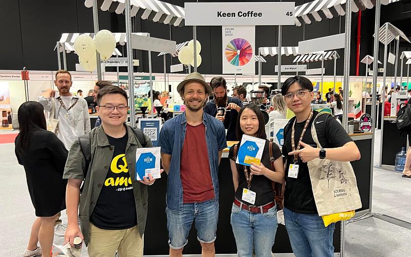 曾楷崴(右一)、梁家瑜(右二)、盧俊諺（左一2020台灣區杯測冠軍），去年在義大利米蘭咖啡展和荷蘭咖啡烘焙廠老闆(左二)合照