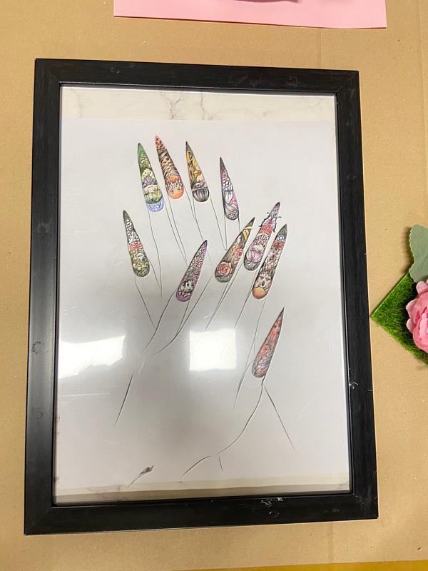 首度參賽的一年級新生吳姵辰以美甲插畫作品榮獲第3名