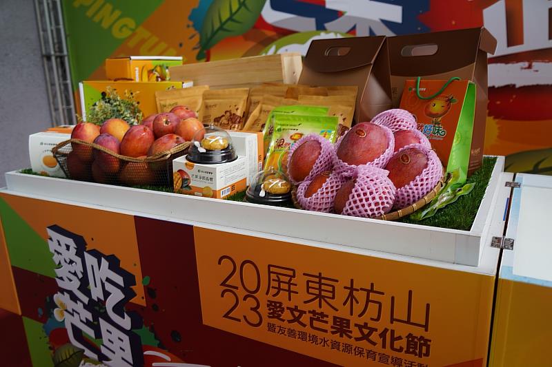 枋山愛文芒果豐收甜美的果品、設計果乾等農特產品展售
