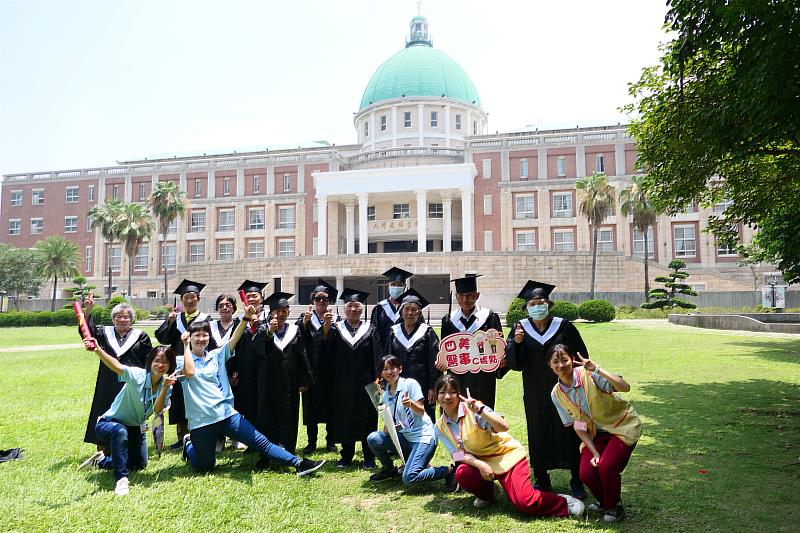 圖為「老同學」們，開心的在亞大校園拍學士服照。