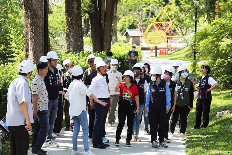 翁章梁視察水上鄉民生社區公園整修工程進度