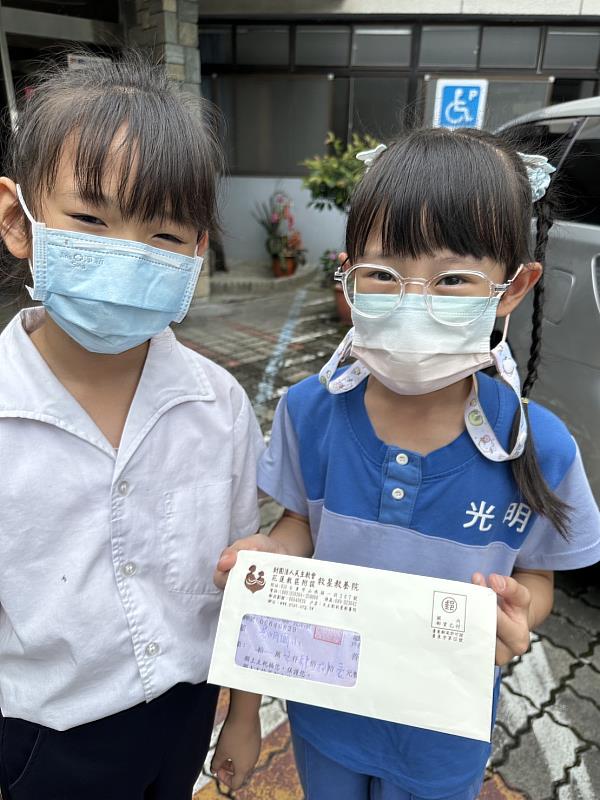 光明國小學生愛心義賣7千餘元 8日徐淑委校長率學生捐贈 溫暖台東救星教養院
