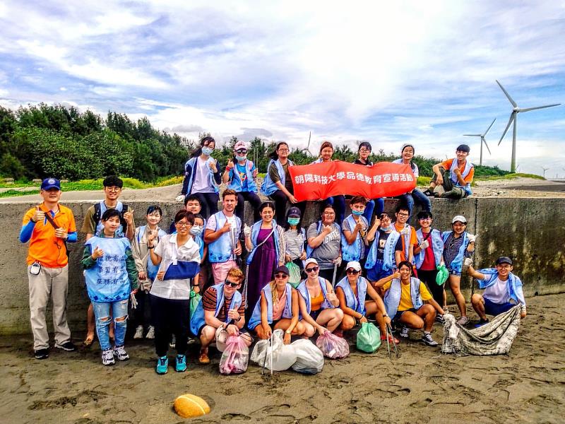 朝陽科大師生致力落實大學社會責任，國際學生也加入守護海洋的淨灘行列。