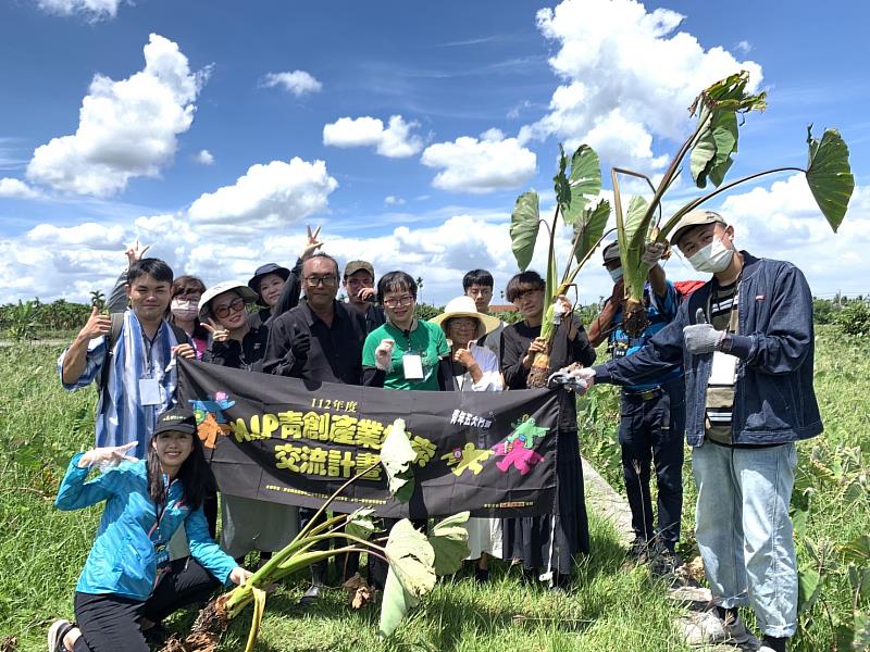 112年度M.I.P青創產業探索交流計畫-高樹芋頭青農張希仁田間活動體驗大合照