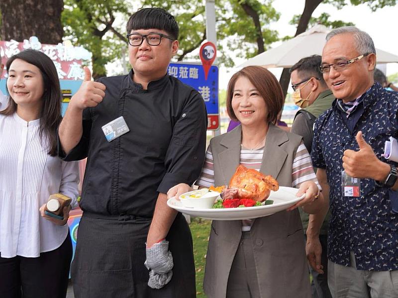 縣長周春米到在地企業品牌成果攤位給予勉勵