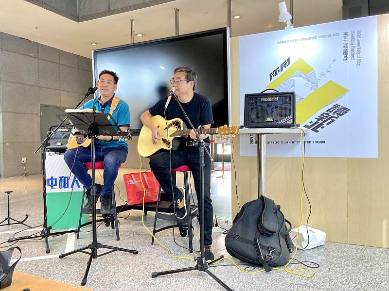 曹鈞森的吉他彈唱表演