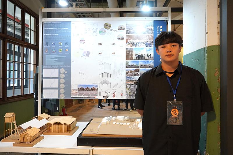 呂京樺作品「地域文化重生」在農民休耕期，用竹構方式搭建居民所需的臨時壘球場，並可永續再利用。