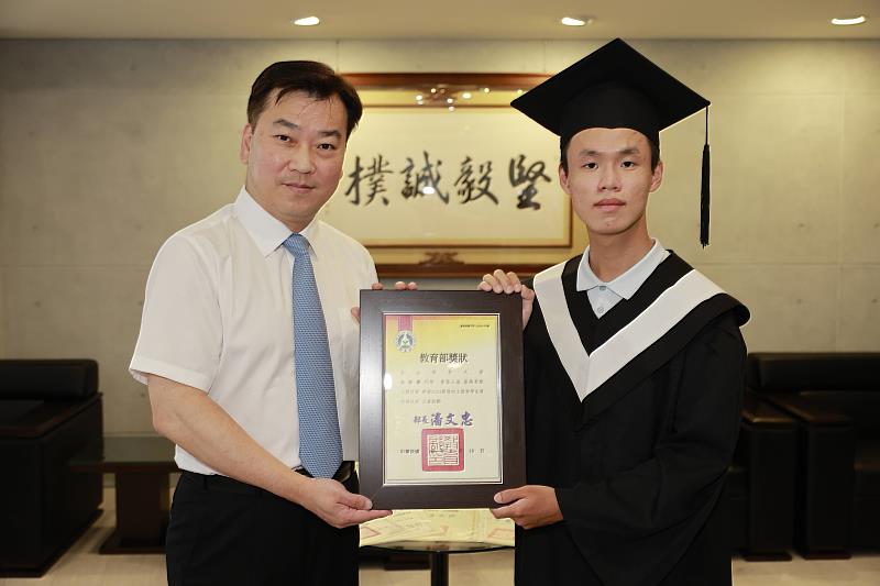崑大資工系吳翰彰(右)入圍總統教育獎，與李天祥校長(左)合影