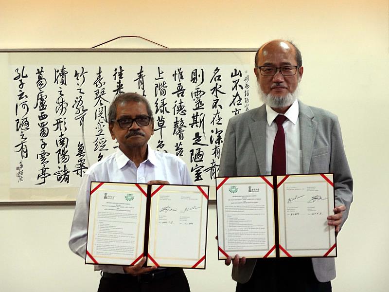 印度KIIT大學校長Dr. Satyendra Patnaik （左）與華梵大學林從一校長簽署學術合作協議。