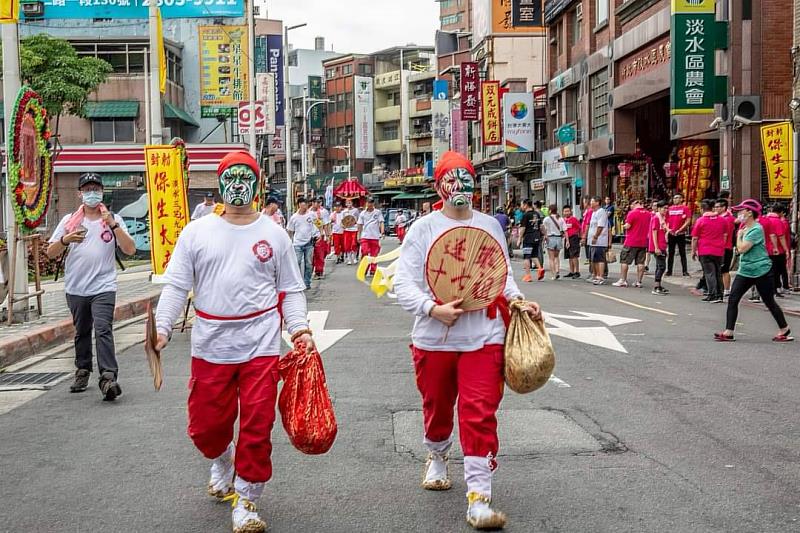 淡水古蹟博物館配合淡水大拜拜推出的「淡水清水巖繞境文化深度體驗」活動，安排專家帶領民眾體驗3種民俗中的無形文化特色，即日起開放報名，推薦有興趣的人到淡水過個特別的端午節。（清昭誠祖師會提供）