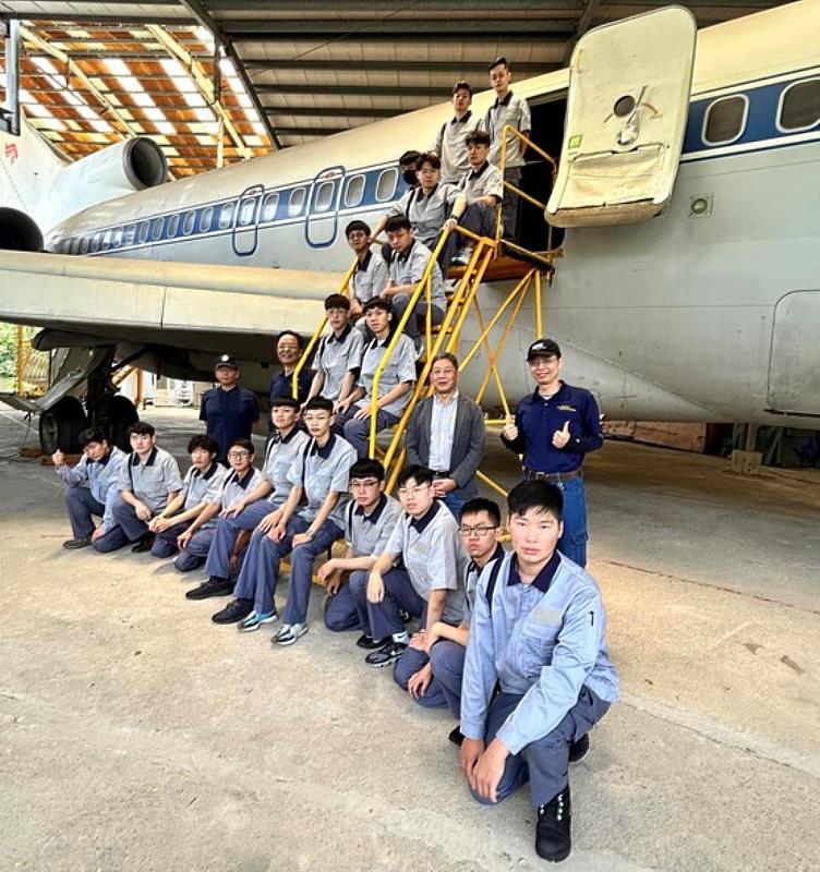 參加第一屆臺飛菁英班的中華科大同學與教師於727實習客機現場合影