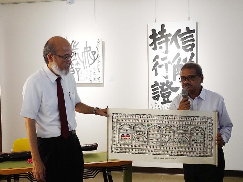 KIIT大學校長Dr. Satyendra Patnaik （右）致贈該校學生創作給華梵大學林從一校長。