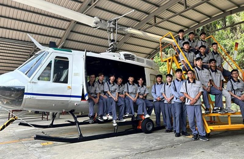 中華科大臺飛菁英班同學於中華科大UH-1H直升機前留影，該機將成為本(53)屆全國競能競賽飛機修護組之競賽用機
