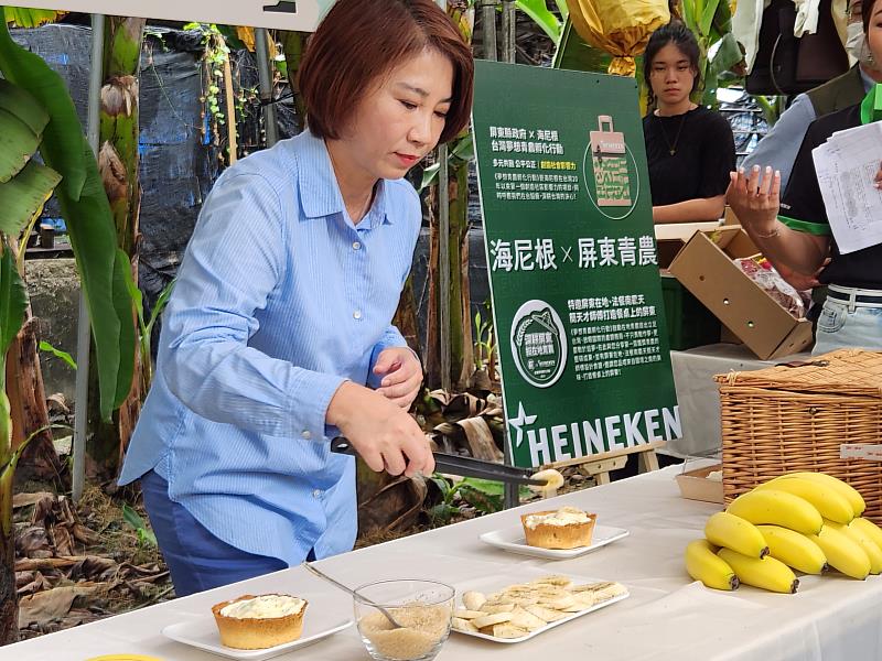 縣長用青農種植的香蕉做香蕉塔