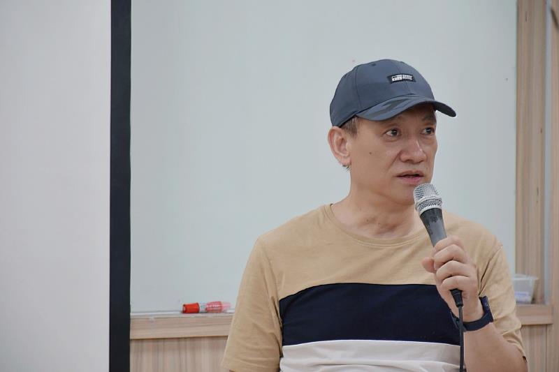 南華大學文學系邀請電視劇《早點回家》導演黃克義蒞校演講，分享將文字影像化的過程。