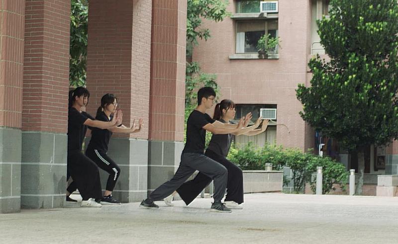 南華大學文學系與院子有限公司產學合作之戲劇《早點回家》，圖為南華學生參與演出之片段。