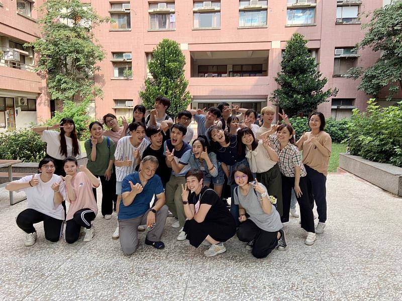 南華大學文學系與院子有限公司產學合作之戲劇《早點回家》，參與演出之學生與導演、製作人及演員合影。