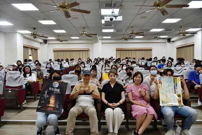 南華大學文學系邀請電視劇《早點回家》導演黃克義與製作人吳怡然蒞校演講並與現場學生合影。