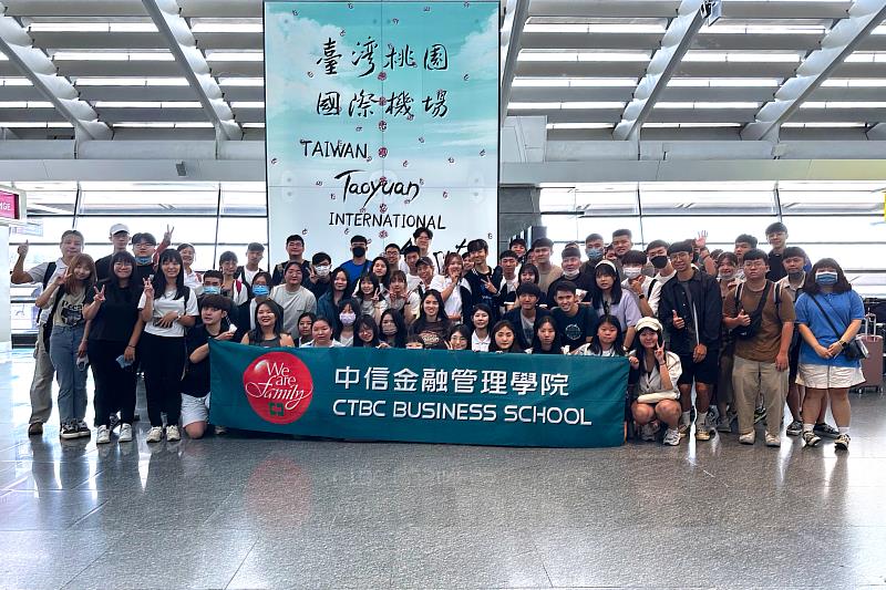 中信金融管理學院112年暑假海外見習於6月5日，139名學子齊赴泰國海外見習，創下歷年最大規模紀錄。圖為從桃園出發的師生在機場開心合影。(圖/中信金融管理學院提供)
