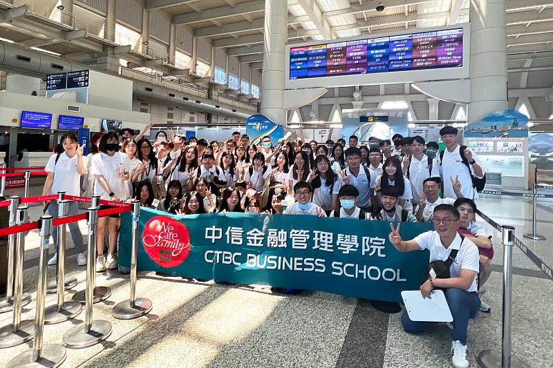 中信金融管理學院首次以泰國為基地舉辦暑期海外見習，學生充滿期待。圖為從高雄出發的師生在機場開心合影。(圖/中信金融管理學院提供)
