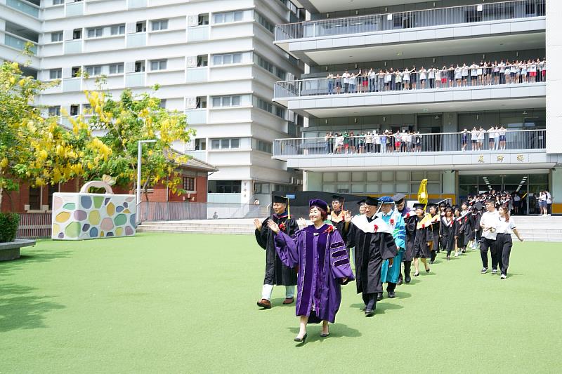 國立臺南護專全體畢業生於畢業典禮前進行校園巡禮，回憶在校生活點滴。