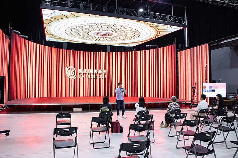 世新校友謝如欣參訪世新智能攝製基地大為驚豔，期待推薦給更多巴西友人。（世新大學提供）