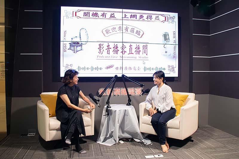 世新校友謝如欣（右）與曾在世新任教的二姊謝如珍（左）體驗世新影音播客直播間。（世新大學提供）