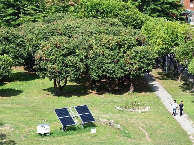 荔枝園前的追日型太陽能板