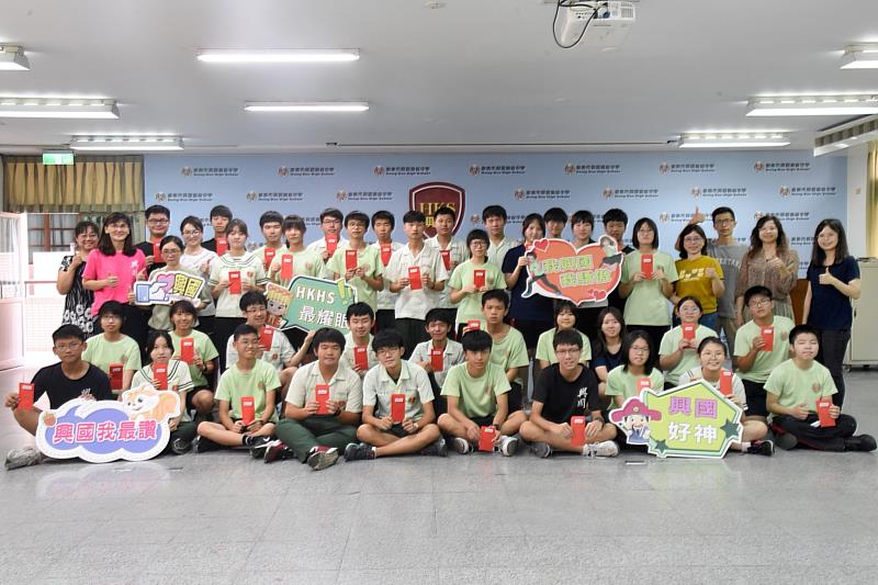 臺南市興國高中112年會考成績優異，黃向吟校長特地頒發獎學金以資鼓勵。