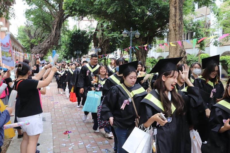 中華醫大畢業典禮畢業生校園巡禮師長及學弟妹夾道歡呼送祝福