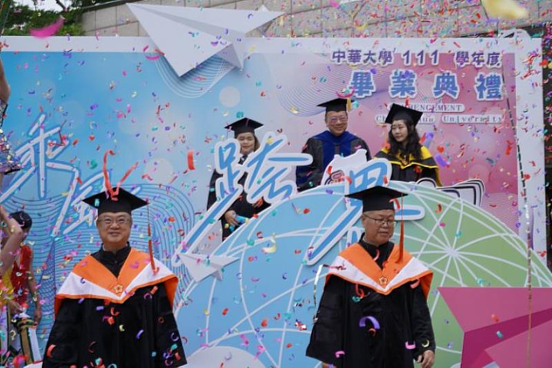 中華大學今年畢業主題為「乘風跨界」，祝福所有畢業生展翅高飛。