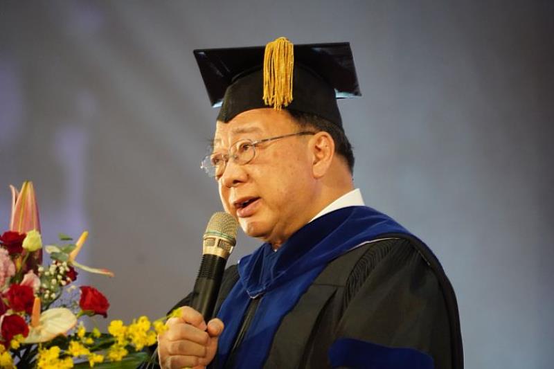 中華大學前日舉行111學年度畢業典禮，校長劉維琪提出校名英文縮寫CHU2.0版來勉勵所有畢業生。