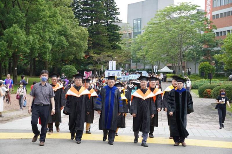 中華大學畢業生在師長的帶領下，進行校園巡禮。