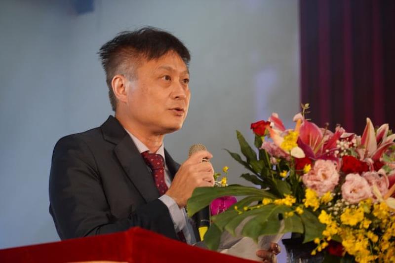中華大學董事長楊勝翔勉勵畢業生未來要堅定自信、突破難關、勇往直前。